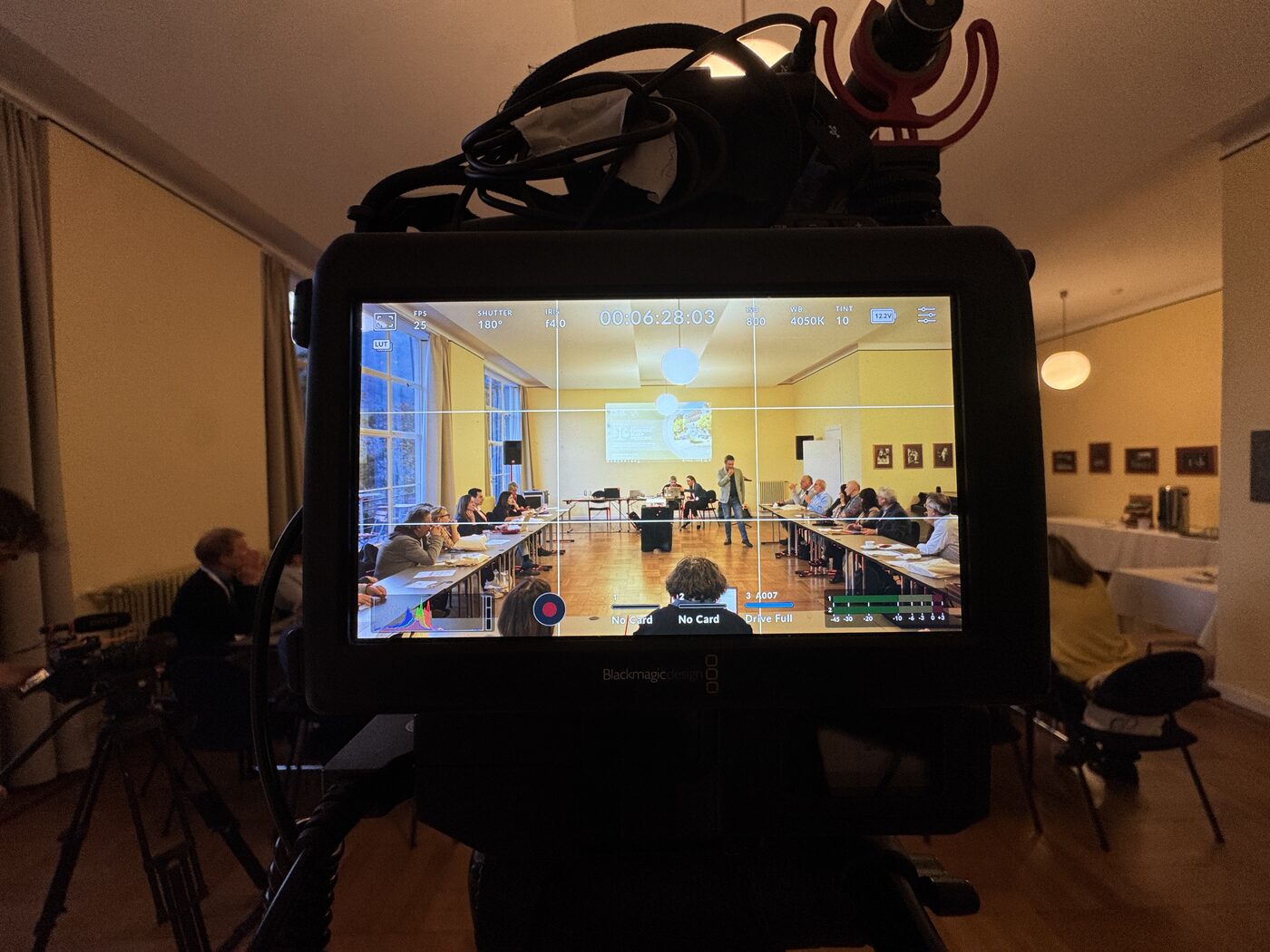 Der Saal des Forums im Kameramonitor: der Dokumentarfilm Drive Awake in Arbeit. Foto © Drive Awake