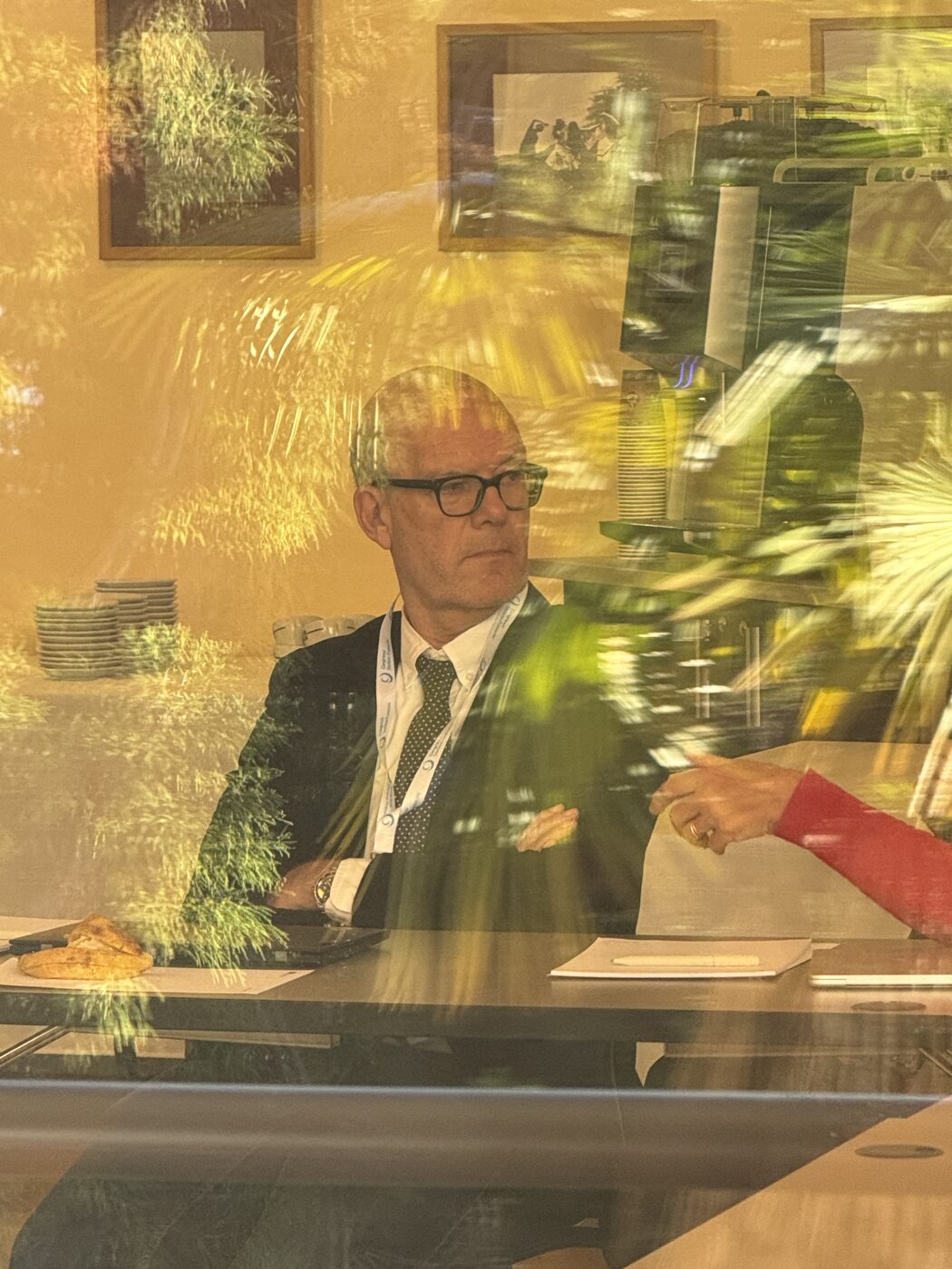 Pierre Philip verfolgt die Arbeiten des Forums, durch die Spiegelung des Parks von Monte Verità. Foto © Drive Awake